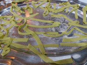 scialatielli ai piselli con vongole e fiori di zucca