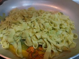 scialatielli ai piselli con vongole e fiori di zucca
