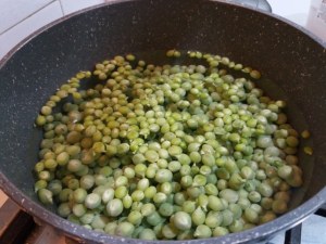 scialatielli ai piselli con vongole e fiori di zucca