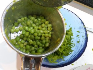 scialatielli ai piselli con vongole e fiori di zucca