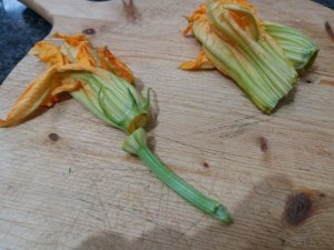 scialatielli ai piselli con vongole e fiori di zucca