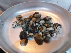 scialatielli ai piselli con vongole e fiori di zucca