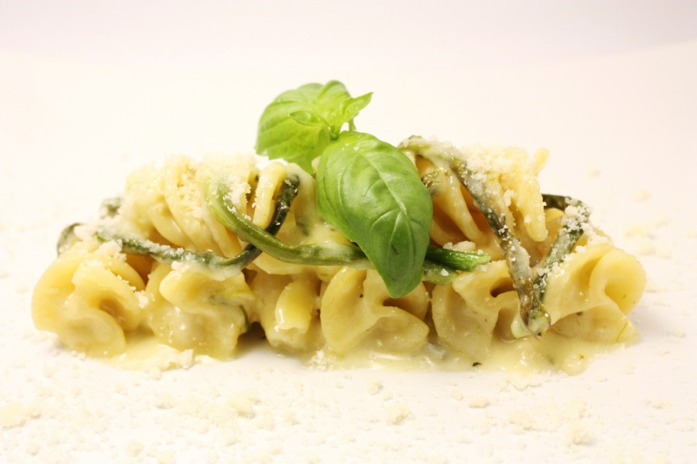 Fusilloni ai quattro formaggi con asparagi selvatici