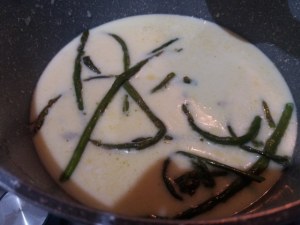 Fusilloni ai quattro formaggi con asparagi selvatici