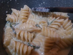 Fusilloni ai quattro formaggi con asparagi selvatici