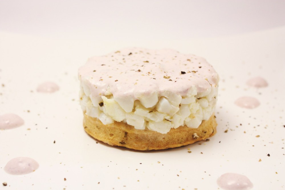 Tartara di baccala con panna acida alle olive nere su biscotto di pasta frolla al rosmarino