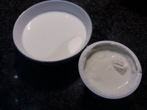 Tartara di baccala con panna acida alle olive nere su biscotto di pasta frolla al rosmarino