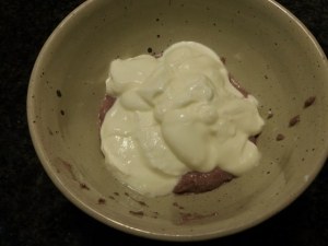Tartara di baccala con panna acida alle olive nere su biscotto di pasta frolla al rosmarino