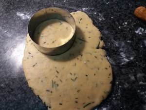 Tartara di baccala con panna acida alle olive nere su biscotto di pasta frolla al rosmarino