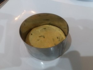 Tartara di baccala con panna acida alle olive nere su biscotto di pasta frolla al rosmarino