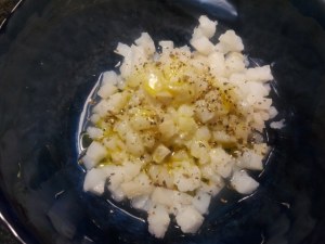 Tartara di baccala con panna acida alle olive nere su biscotto di pasta frolla al rosmarino