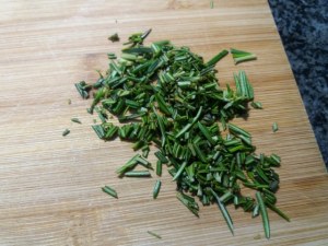 Tartara di baccala con panna acida alle olive nere su biscotto di pasta frolla al rosmarino