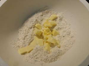 Tartara di baccala con panna acida alle olive nere su biscotto di pasta frolla al rosmarino