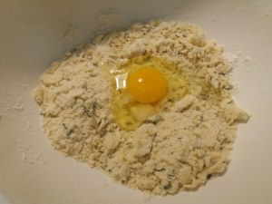 Tartara di baccala con panna acida alle olive nere su biscotto di pasta frolla al rosmarino