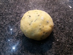 Tartara di baccala con panna acida alle olive nere su biscotto di pasta frolla al rosmarino