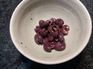 Tartara di baccala con panna acida alle olive nere su biscotto di pasta frolla al rosmarino