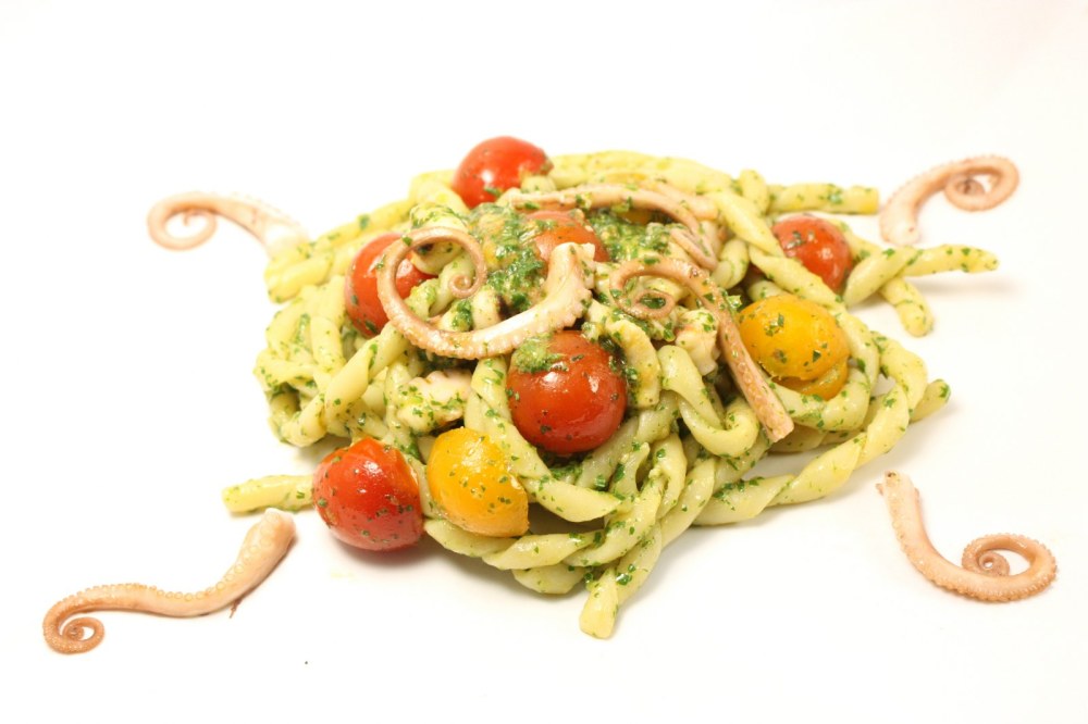 Fusilli al ferretto con pesto di rucola polpo e pomodorini gialli e rossi