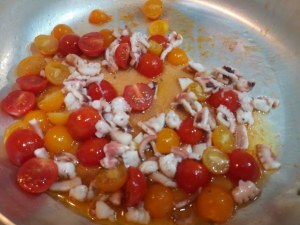 Fusilli al ferretto con pesto di rucola polpo e pomodorini gialli e rossi