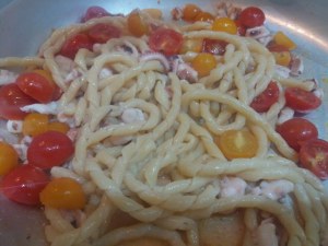 Fusilli al ferretto con pesto di rucola polpo e pomodorini gialli e rossi
