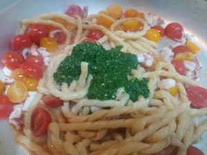 Fusilli al ferretto con pesto di rucola polpo e pomodorini gialli e rossi