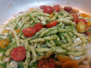 Fusilli al ferretto con pesto di rucola polpo e pomodorini gialli e rossi