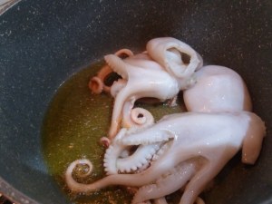 Fusilli al ferretto con pesto di rucola polpo e pomodorini gialli e rossi