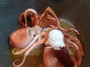 Fusilli al ferretto con pesto di rucola polpo e pomodorini gialli e rossi