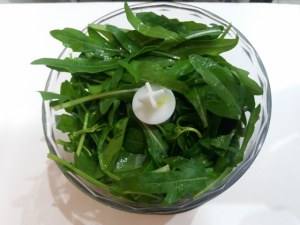 Fusilli al ferretto con pesto di rucola polpo e pomodorini gialli e rossi
