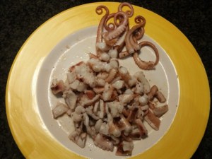 Fusilli al ferretto con pesto di rucola polpo e pomodorini gialli e rossi