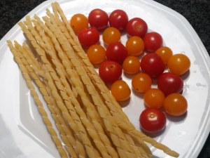 Fusilli al ferretto con pesto di rucola polpo e pomodorini gialli e rossi