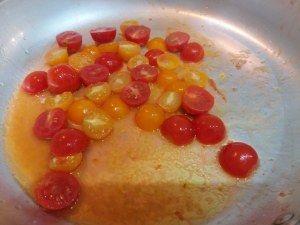 Fusilli al ferretto con pesto di rucola polpo e pomodorini gialli e rossi