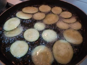 Parmigiana di melanzane ed alici con pomodoro giallo e tarallo sbriciolato