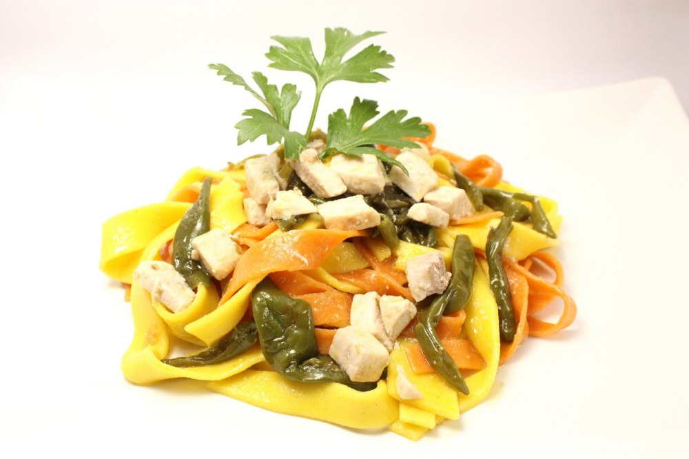 Scialatielli bicolore con pesce spada e peperoncini verdi