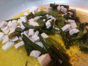 Scialatielli bicolore con pesce spada e peperoncini verdi