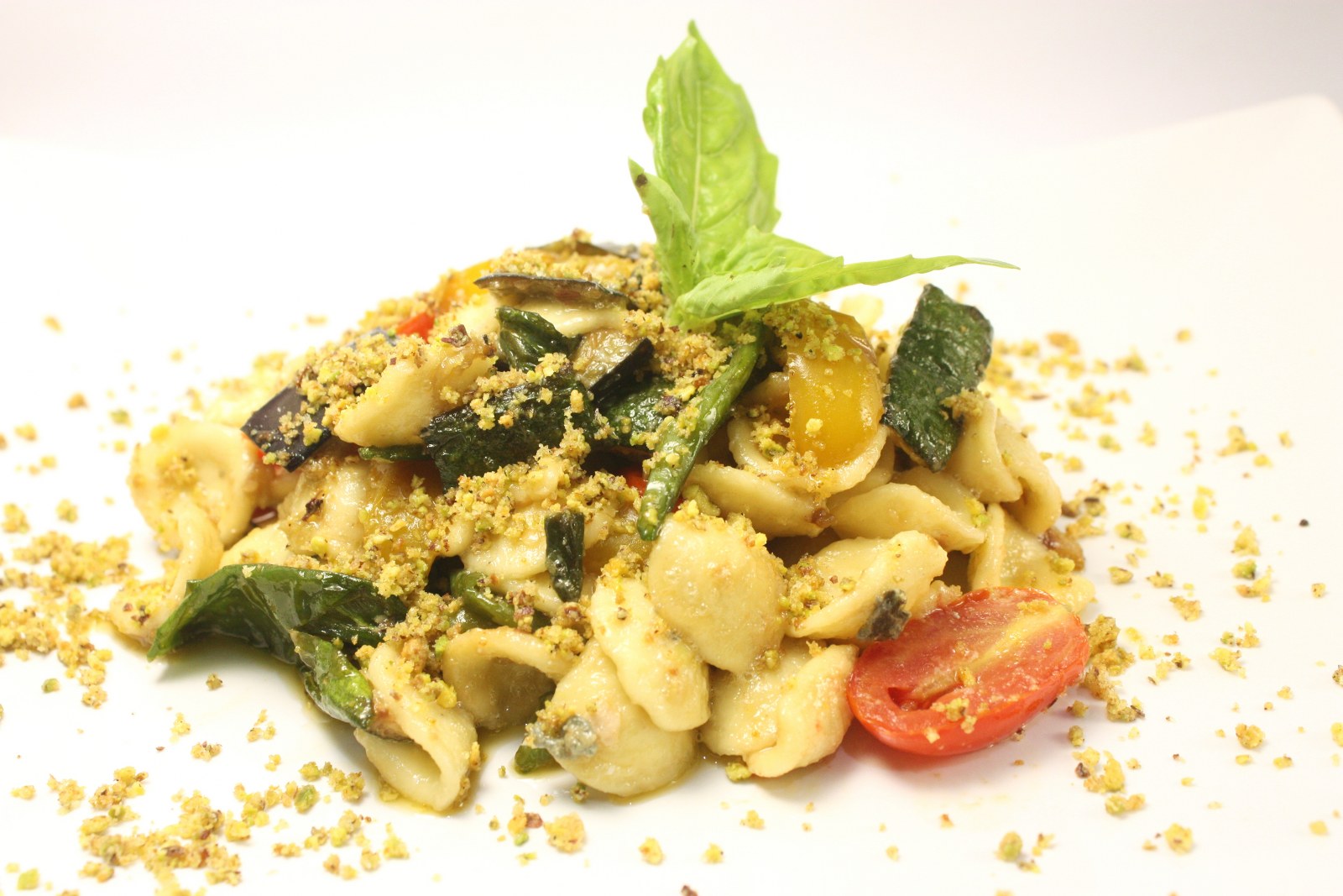 Orecchiette all ortolana con roquefort e crumble al pistacchio