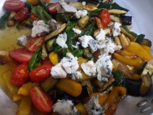 Orecchiette all ortolana con roquefort e crumble di pistacchio