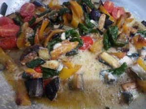 Orecchiette all ortolana con roquefort e crumble di pistacchio