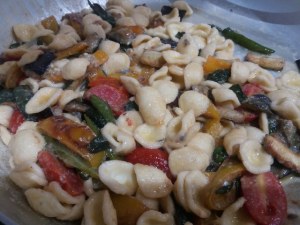 Orecchiette all ortolana con roquefort e crumble di pistacchio