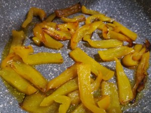 Orecchiette all ortolana con roquefort e crumble di pistacchio