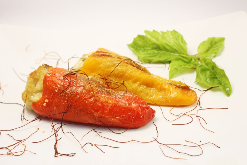 Peperoni ripieni con olive capperi provola ed acciughe di Sciacca