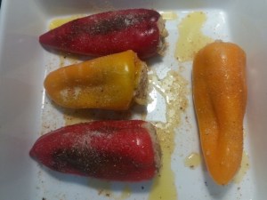 Peperoni ripieni con olive capperi provola ed acciughe di Sciacca