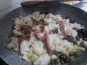 Peperoni ripieni con olive capperi provola ed acciughe di Sciacca