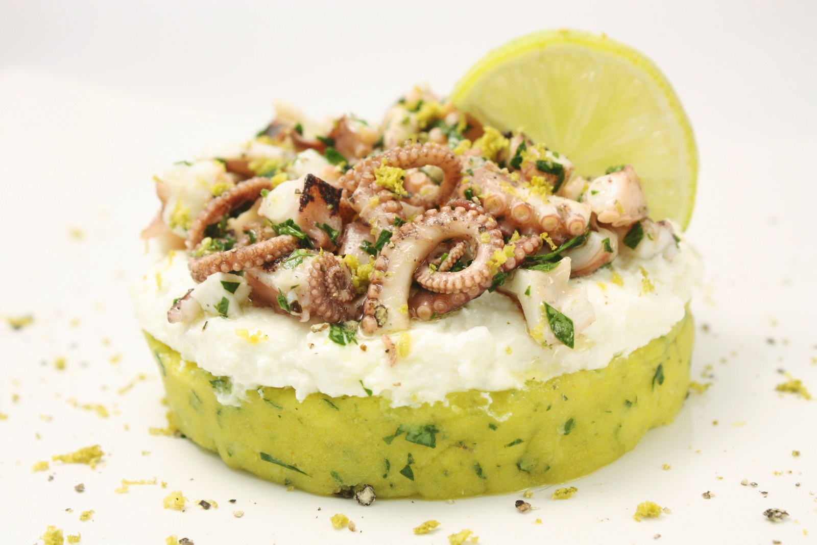 Polpo all insalata con lime su base di patate e ricotta di bufala