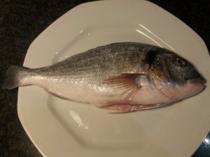 Scaloppina di orata al vino bianco su vellutata di patate e zucchine