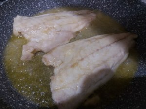 Scaloppina di orata al vino bianco su vellutata di patate e zucchine_11