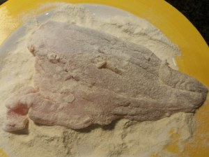 Scaloppina di orata al vino bianco su vellutata di patate e zucchine