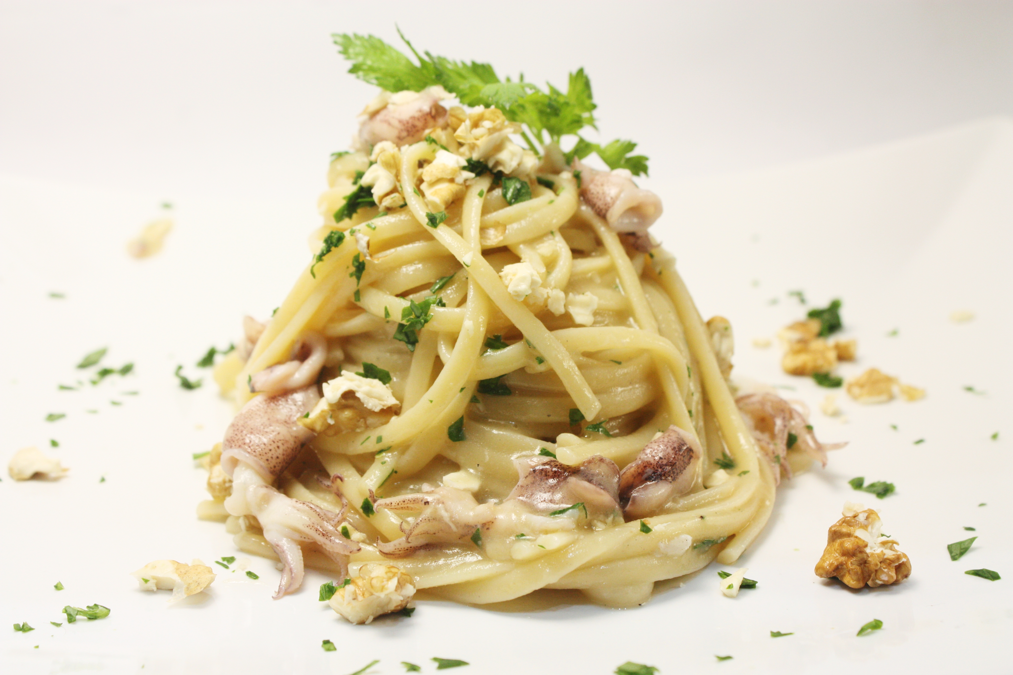 Linguine con crema di patate noci e calamarelle