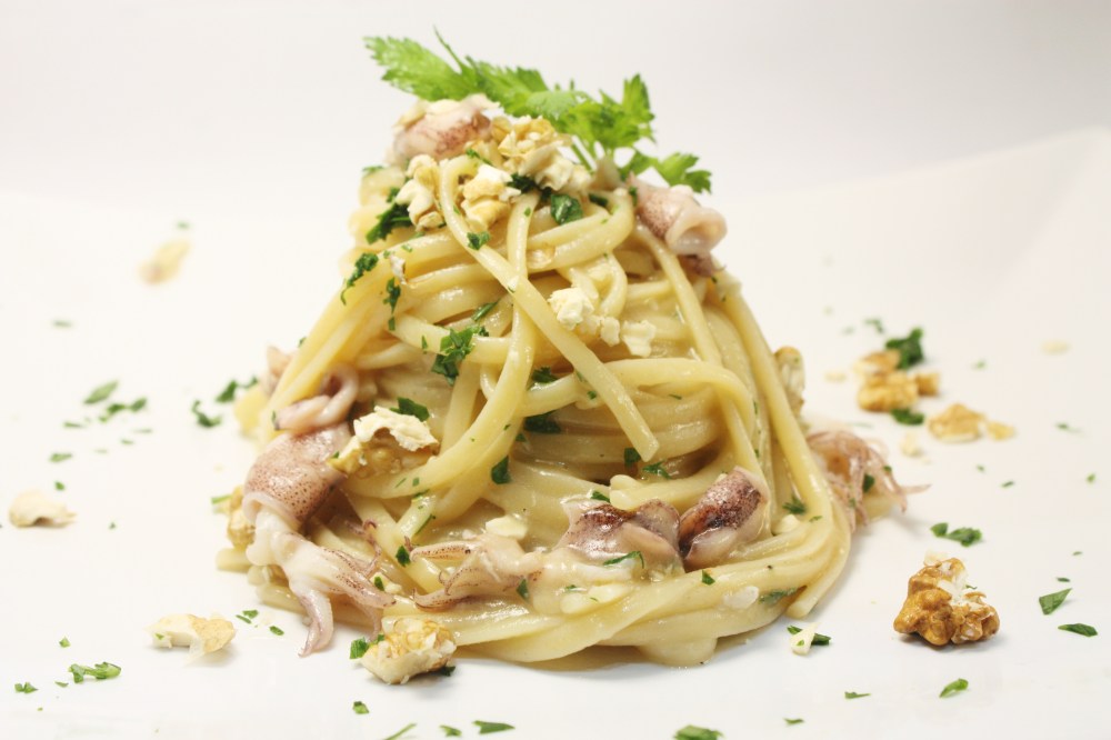 Linguine con crema di patate noci e calamarelle