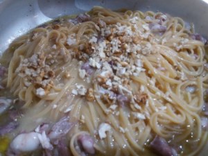 Linguine con crema di patate noci e calamarelle