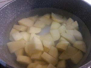 Linguine con crema di patate noci e calamarelle